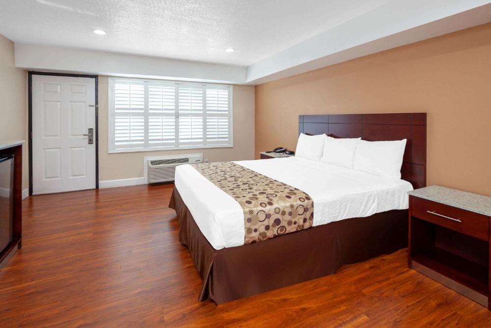 King Room - Non-Smoking interior