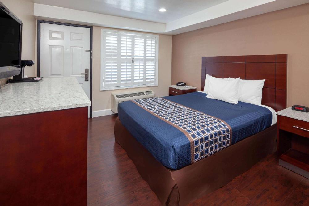 Queen Room - Non-Smoking interior