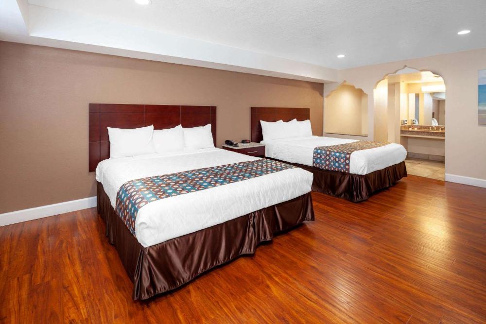 2 King Beds, Mobility/Hearing Impaired Access Room, Tub w/Grab Bars,No-Smoking
interior
