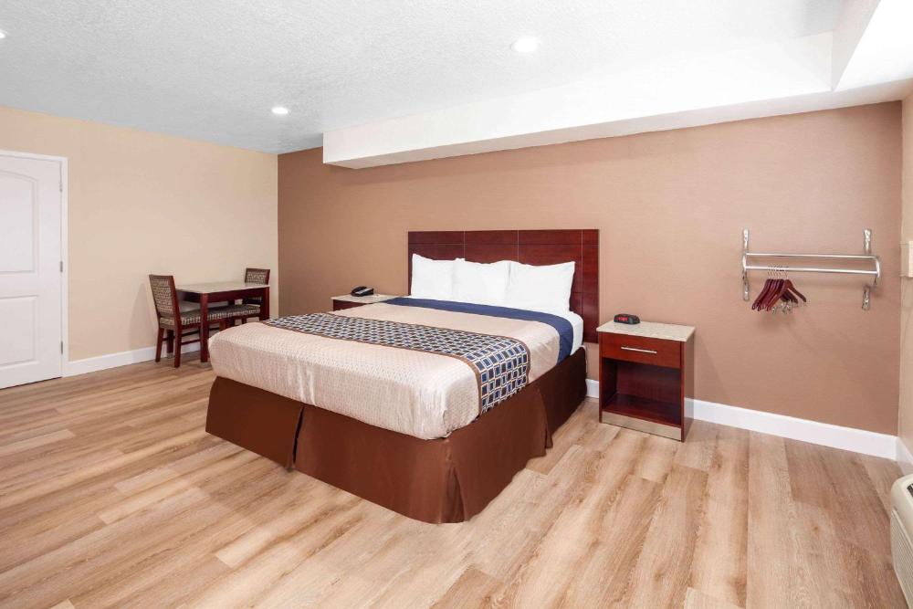 1 King Bed, Mobility/Hearing Impaired Access Room, Roll-In Shower, Non-Smoking interior